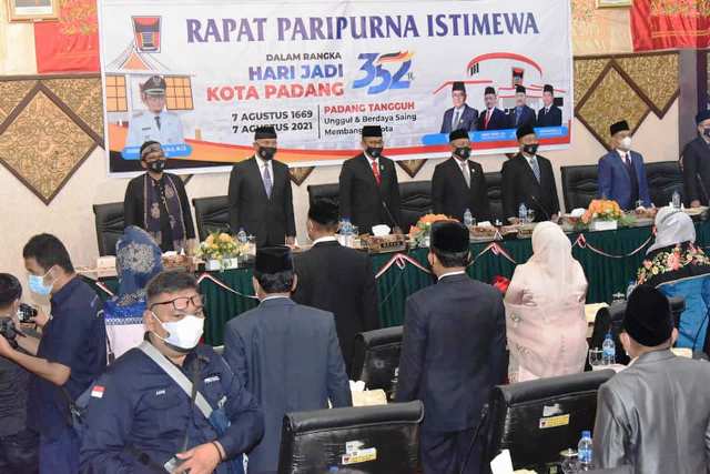 PARIPURNA - Suasana rapat paripurna istimewa peringatan HUT Kota Padang ke 352.